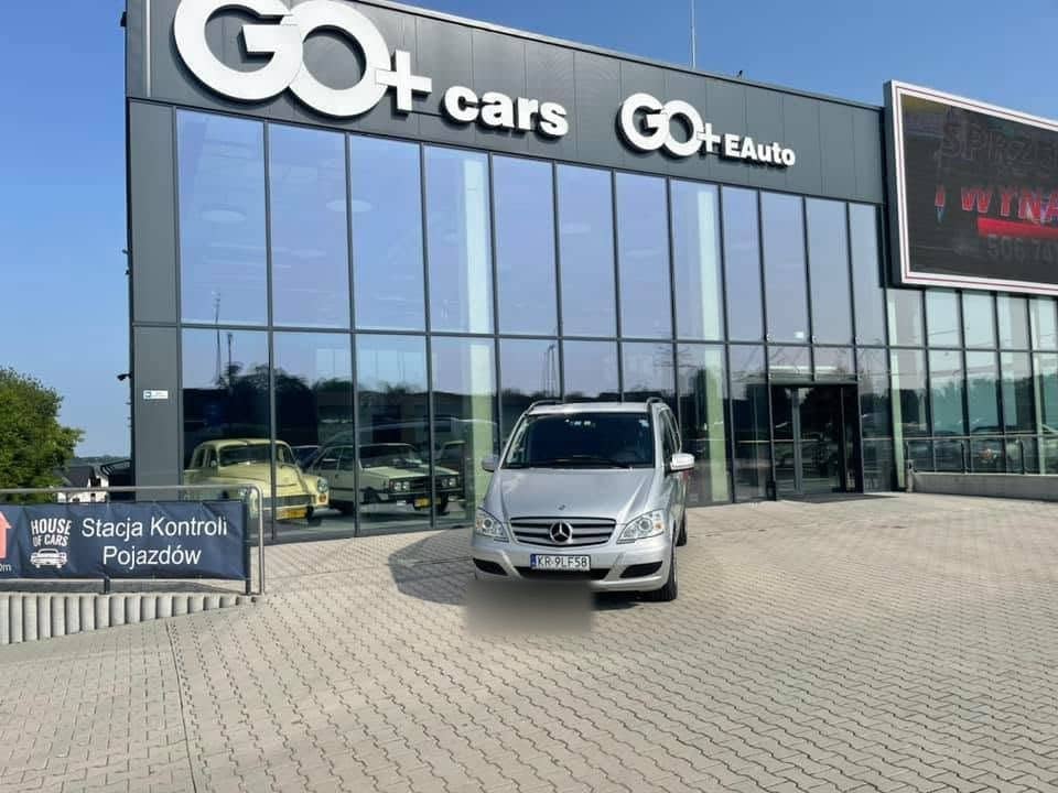 Przeszklony budynek GO+ cars przy Częstochowskiej 62 w Modlnicy, przed wejściem srebrny Mercedes