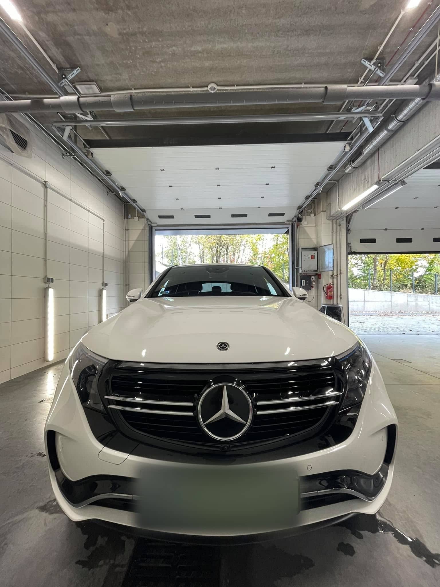 Samochód w hali GO+ Car Spa przy ulicy Częstochowskiej 62 w Modlnicy