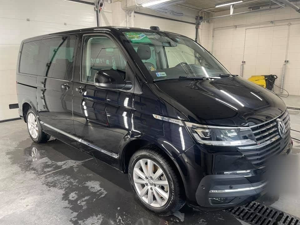 Czarny Volkswagen Multivan na mokrej posadzce hali GO+ Car Spa
