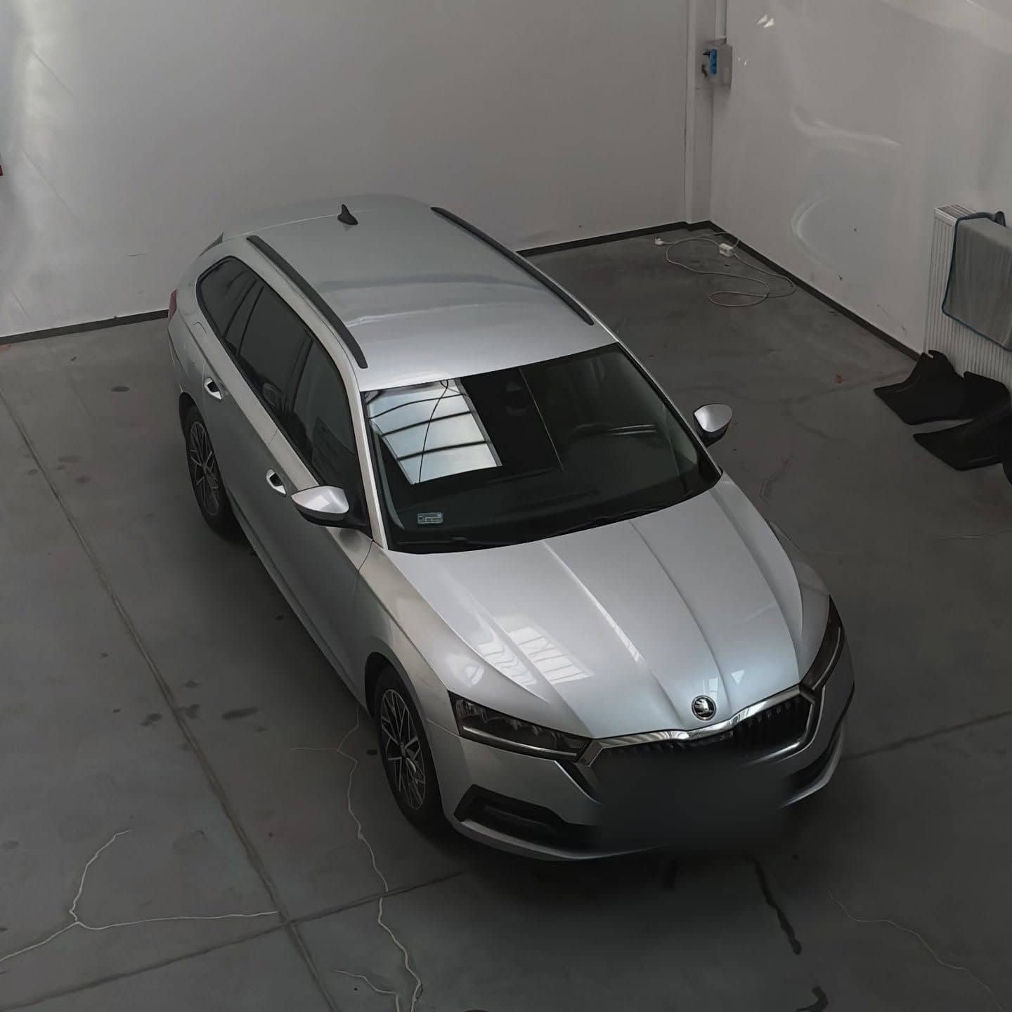 Srebrna Škoda Octavia kombi sfotografowana z góry w hali GO+ Car Spa