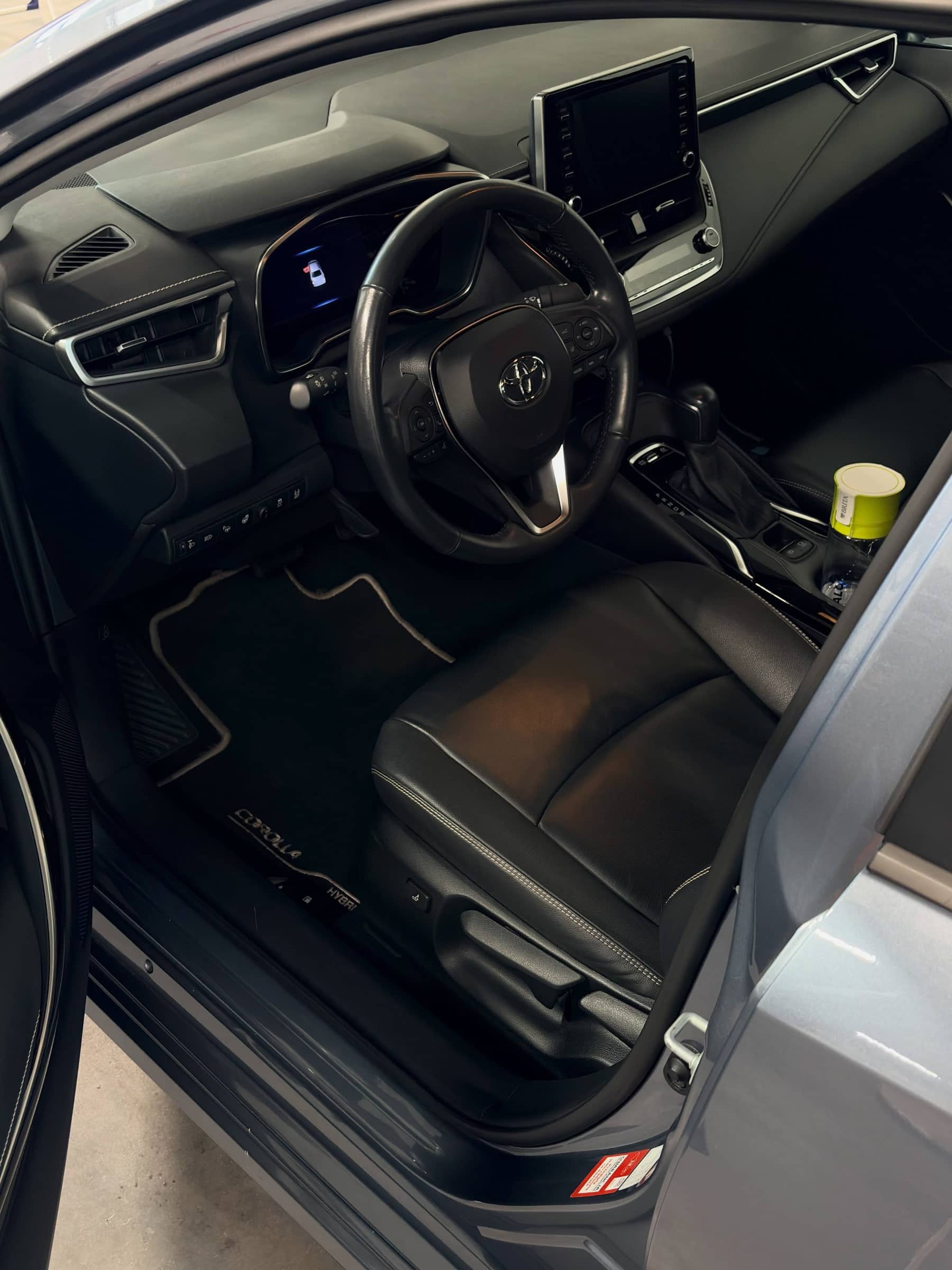 Wyczyszczone wnętrze Toyoty Corolli: fotel kierowcy, kokpit i dywaniki