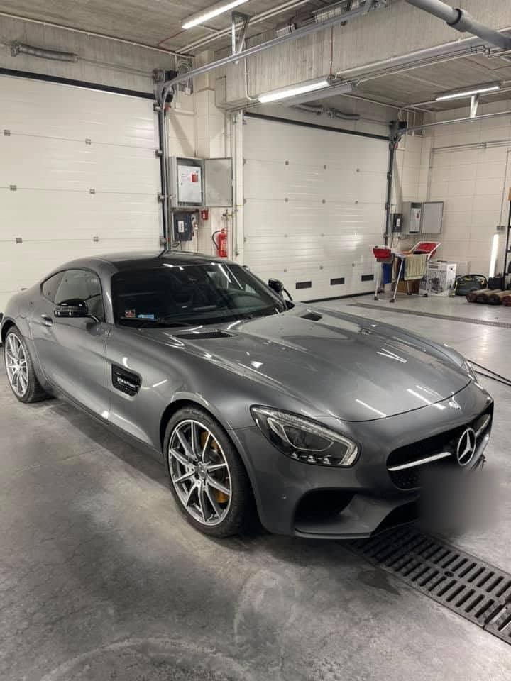 Szary Mercedes-AMG GT w hali GO+ Car Spa