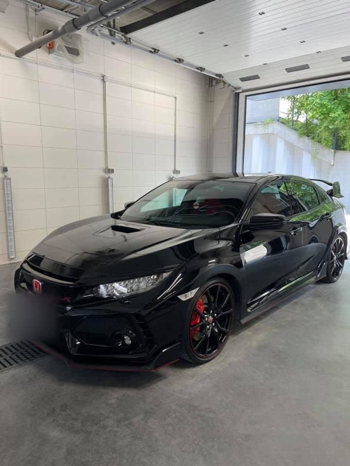 Czarna Honda Civic Type R w hali GO+ Car Spa