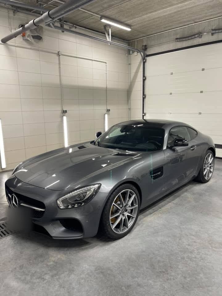 Szary Mercedes-AMG GT w hali GO+ Car Spa