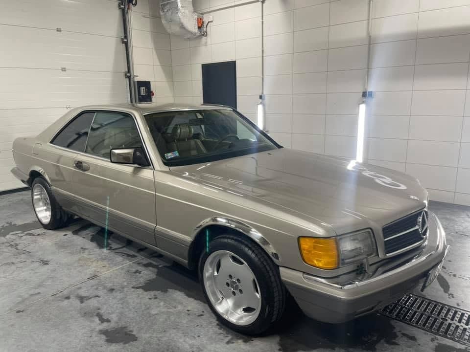 Szampański Mercedes-Benz SEC coupé z lat 80. w hali
