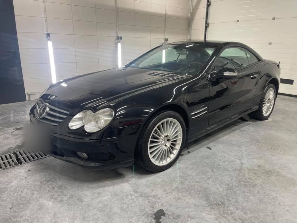 Czarny Mercedes-Benz SL R230 w hali GO+ Car Spa