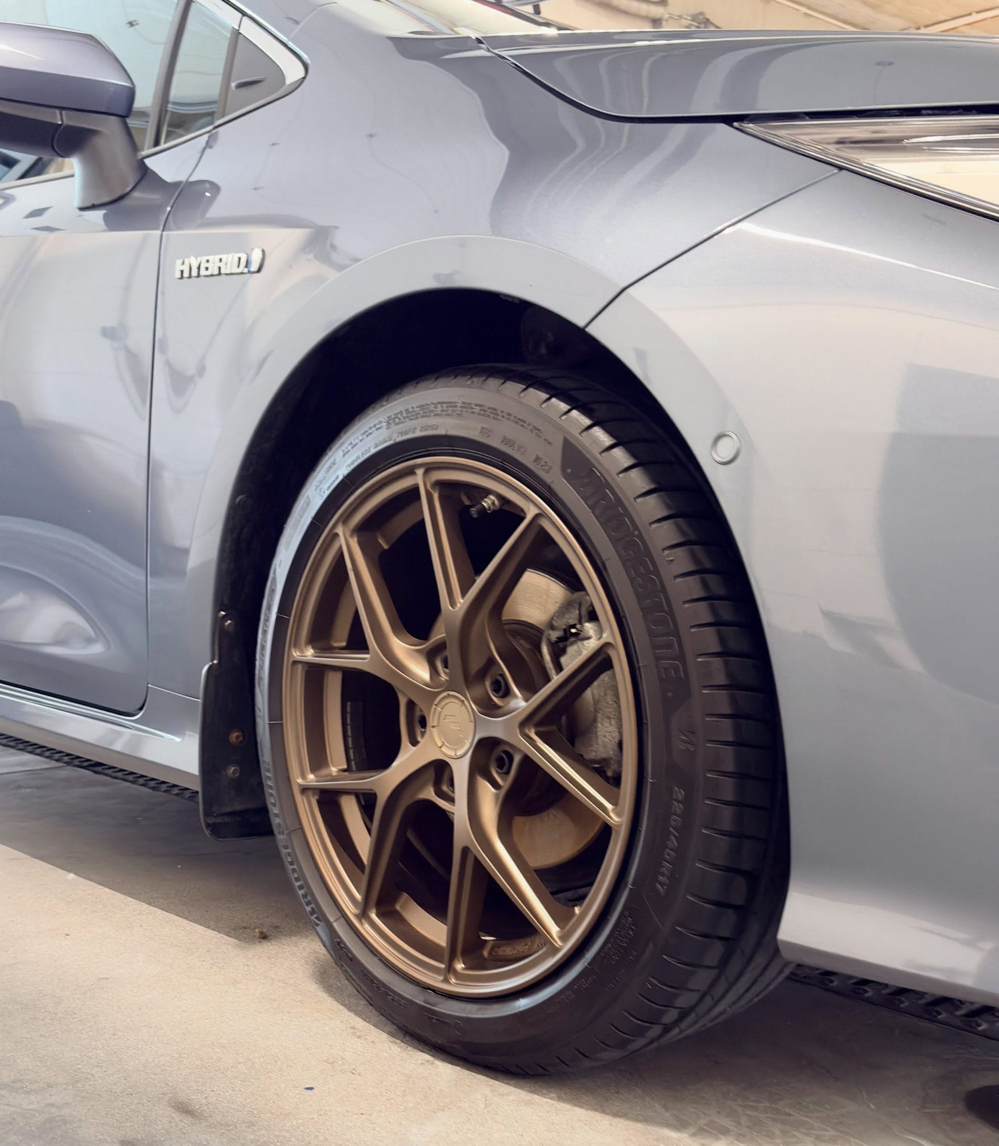Brązowa felga i błyszczący, szaroniebieski lakier Toyoty Corolli po detailingu w hali GO+ Car Spa